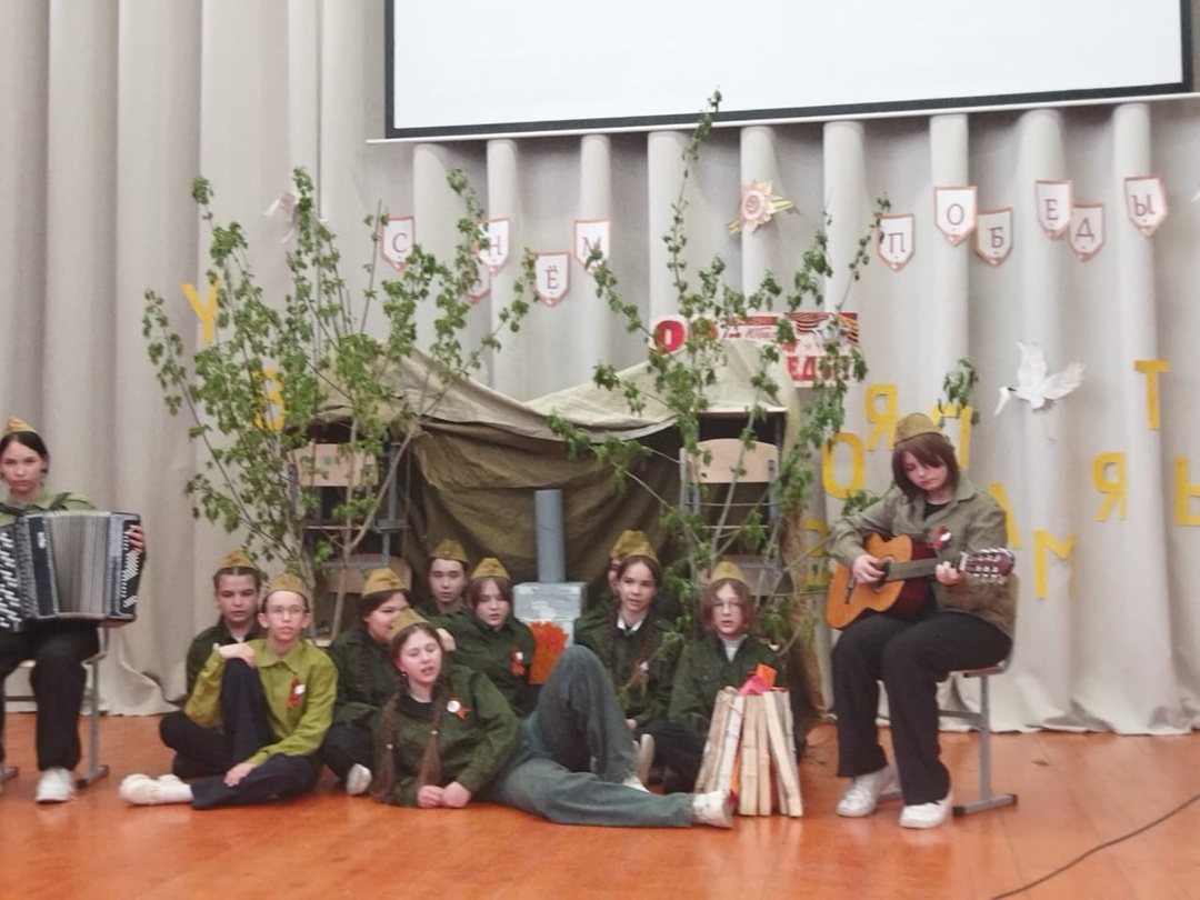 «Фестиваль песен, посвящённых Дню Победы» среди 5-8 классов.